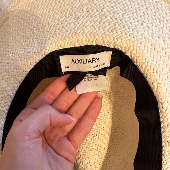 Aritzia Beach Hat - Picture 2 of 2